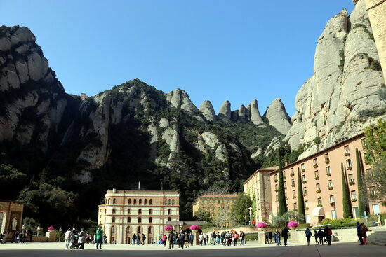 The mountains of Montserrat rise above the Plaça de Santa Maria, April 2, 2021 (by Mar Martí)